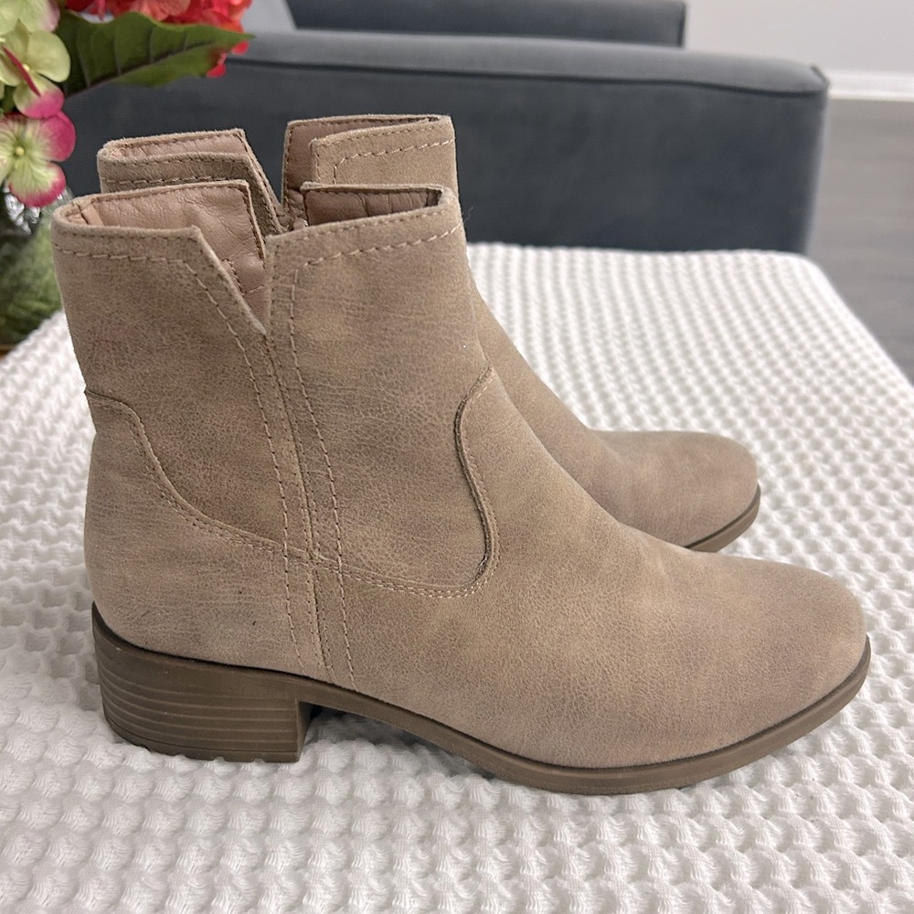 Frye & Co Tan Estreley Ankle Boots. Size 7.5